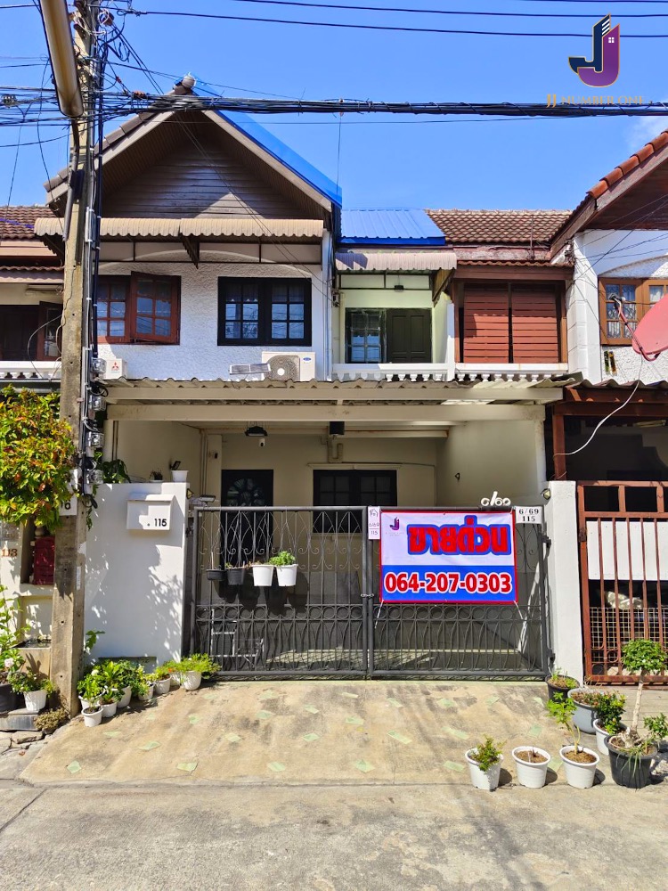 ขายทาวน์โฮมโชคชัย4 ลาดพร้าว71 : ขายทาวน์เฮ้าส์ 2 ชั้น  หมู่บ้านเลิศอุบล โชคชัย4 ซ.22 ขนาด 16 ตร.ว  2นอน 2 น้ำ  บ้านสวย รีโนเวทใหม่ทั้งหลัง ตกแต่งสวยไม่เหมือนใครอุปกรณ์สุขภัณฑ์ทำอย่างดีเหมือนอยู่เอง  📌รหัสทรัพย์ JJ-H115📌