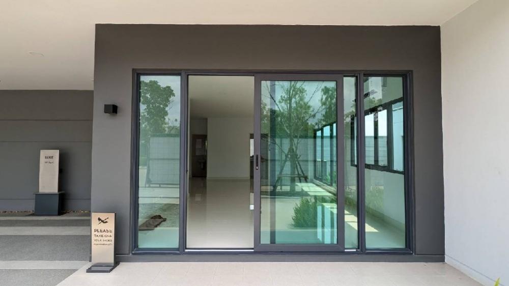 For RentHouseLadkrabang, Suwannaphum Airport : 🌺The Centro Bangna, great location, near Mega Bangna and many international schools such as ConcordianInternational School, only 1 km away, BerkleyInternational School, American internationalschool. Furniture, new house