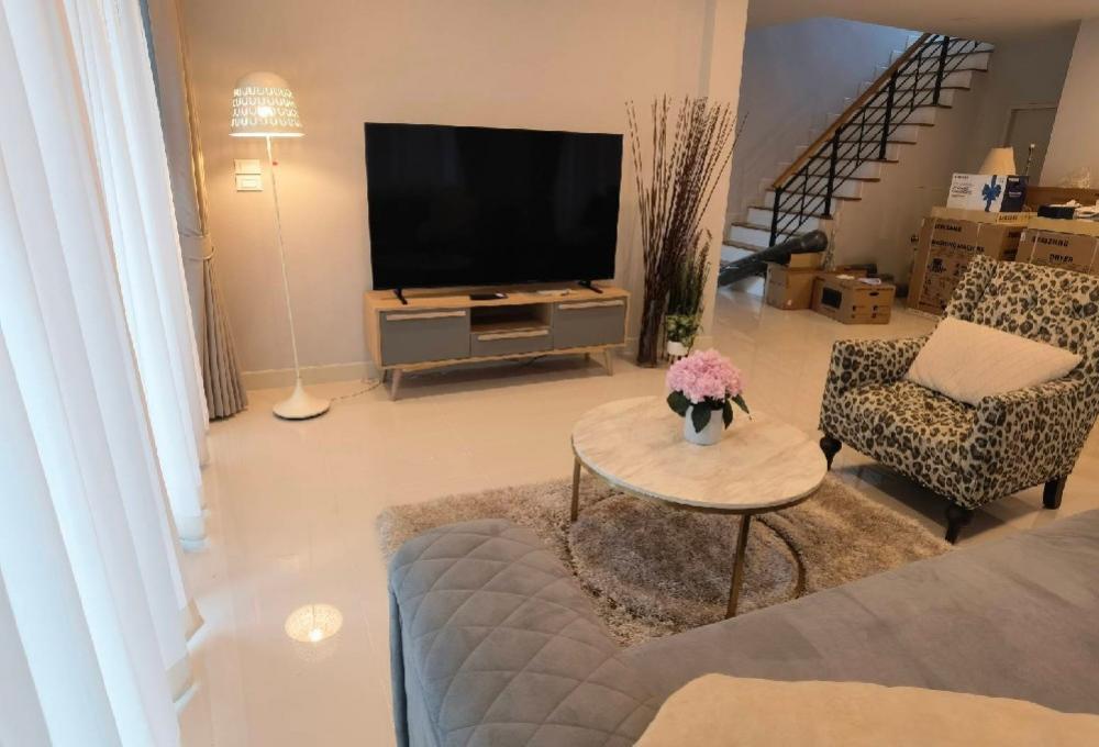 For RentHouseLadkrabang, Suwannaphum Airport : 🌺The Centro Bangna, great location, near Mega Bangna and many international schools such as ConcordianInternational School, only 1 km away, BerkleyInternational School, American internationalschool. Furniture, new house