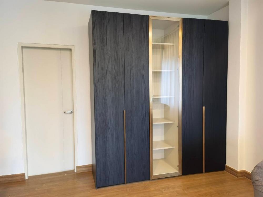 For RentHouseLadkrabang, Suwannaphum Airport : 🌺The Centro Bangna, great location, near Mega Bangna and many international schools such as ConcordianInternational School, only 1 km away, BerkleyInternational School, American internationalschool. Furniture, new house