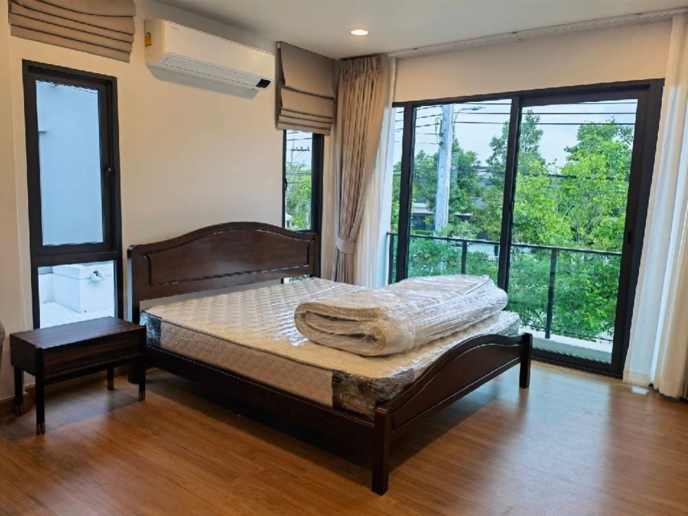 For RentHouseLadkrabang, Suwannaphum Airport : 🌺The Centro Bangna, great location, near Mega Bangna and many international schools such as ConcordianInternational School, only 1 km away, BerkleyInternational School, American internationalschool. Furniture, new house