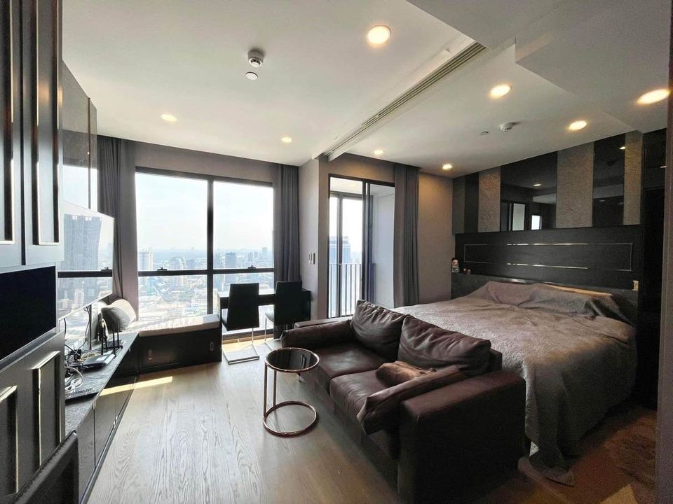 For RentCondoSiam Paragon ,Chulalongkorn,Samyan : Ashton Chula - Silom【𝐑𝐄𝐍𝐓】🔥 Modern room Elegant decoration Full furniture, a million views near MRT Sam Yan ready! 🔥 Contact Line ID: @hacondo