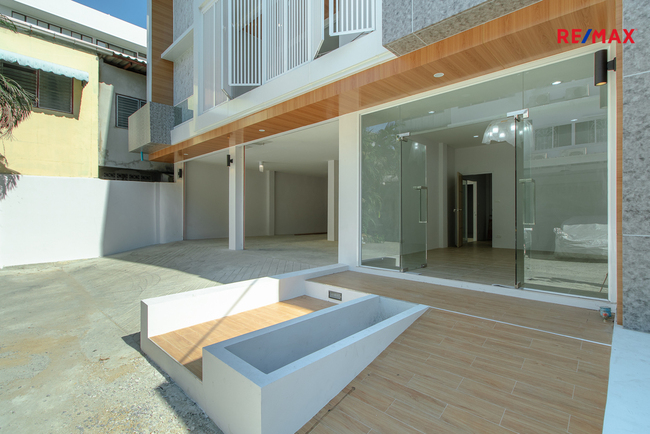 ขายอาคารพาณิชย์สุขุมวิท อโศก ทองหล่อ : ขาย/เช่า ตึกแถวรีโนเวทใหม่ เป็นสำนักงานพร้อมที่อยู่อาศัย ซอยอ่อนนุช70/1, สุขุมวิท77, ประเวศ 57, กรุงเทพ