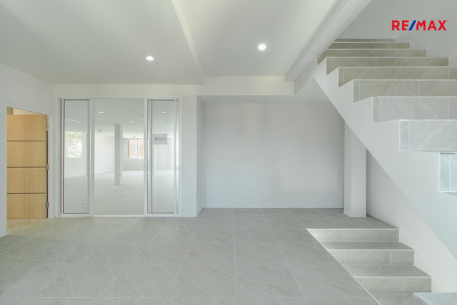 ขายอาคารพาณิชย์สุขุมวิท อโศก ทองหล่อ : ขาย/เช่า ตึกแถวรีโนเวทใหม่ เป็นสำนักงานพร้อมที่อยู่อาศัย ซอยอ่อนนุช70/1, สุขุมวิท77, ประเวศ 57, กรุงเทพ