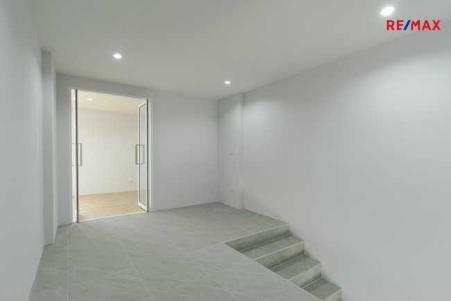 ขายอาคารพาณิชย์สุขุมวิท อโศก ทองหล่อ : ขาย/เช่า ตึกแถวรีโนเวทใหม่ เป็นสำนักงานพร้อมที่อยู่อาศัย ซอยอ่อนนุช70/1, สุขุมวิท77, ประเวศ 57, กรุงเทพ