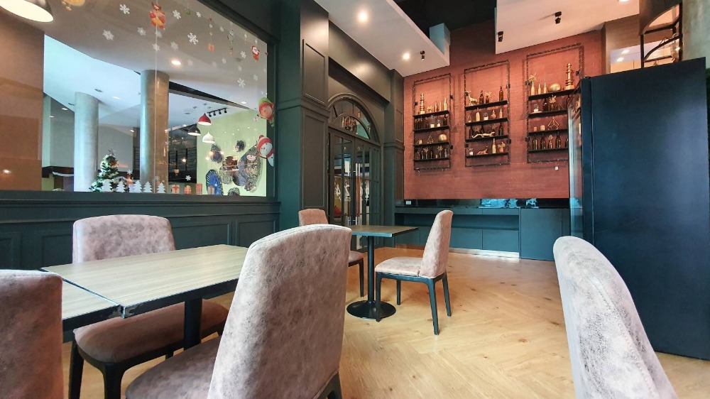 For SaleHotel&Apartment BusinessLadprao, Central Ladprao : 3-star hotel for sale in the heart of the city, near Lat Phrao 5 Intersection, Chatuchak Park, Central Lat Phrao. Currently open for service Foreign and Thai customers The hotel is surrounded by offices, banks, community areas, convenient transportation.