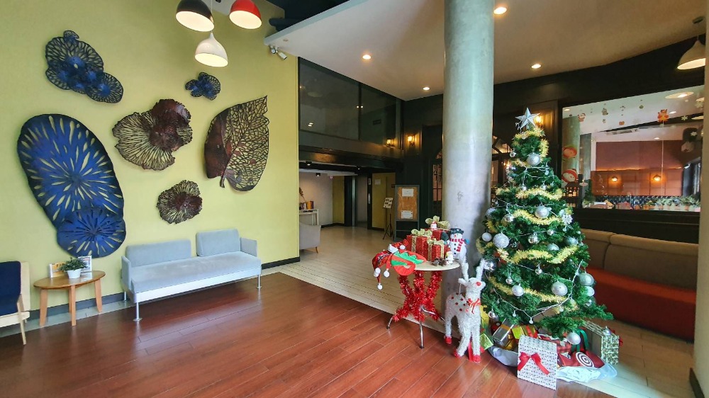 ขายกิจการโรงแรม & กิจการอพาร์ตเมนต์ลาดพร้าว เซ็นทรัลลาดพร้าว : ขายโรงแรม 3 ดาว ใจกลางเมือง ใกล้ 5 แยกลาดพร้าว สวนจตุจักร เซ็นทรัลลาดพร้าว ปัจจุบันเปิดบริการอยู่ ลูกค้าต่างชาติและคนไทย โรงแรมแวดล้อมด้วยออฟฟิศ สำนักงาน ธนาคาร แหล่งชุมชน การเดินทางสะดวก