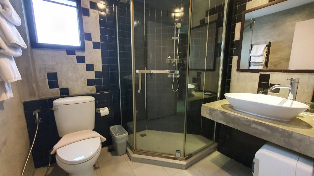 ขายกิจการโรงแรม & กิจการอพาร์ตเมนต์ลาดพร้าว เซ็นทรัลลาดพร้าว : ขายโรงแรม 3 ดาว ใจกลางเมือง ใกล้ 5 แยกลาดพร้าว สวนจตุจักร เซ็นทรัลลาดพร้าว ปัจจุบันเปิดบริการอยู่ ลูกค้าต่างชาติและคนไทย โรงแรมแวดล้อมด้วยออฟฟิศ สำนักงาน ธนาคาร แหล่งชุมชน การเดินทางสะดวก