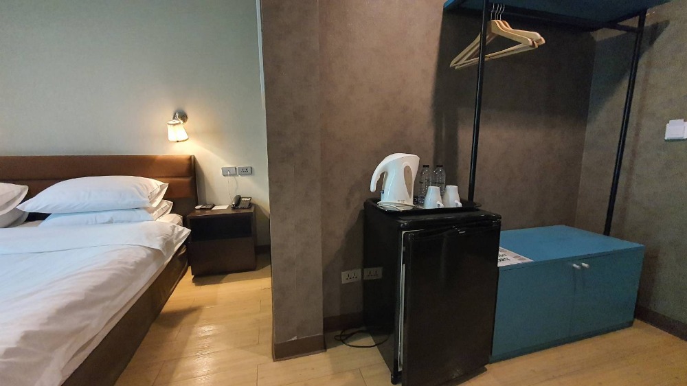 ขายกิจการโรงแรม & กิจการอพาร์ตเมนต์ลาดพร้าว เซ็นทรัลลาดพร้าว : ขายโรงแรม 3 ดาว ใจกลางเมือง ใกล้ 5 แยกลาดพร้าว สวนจตุจักร เซ็นทรัลลาดพร้าว ปัจจุบันเปิดบริการอยู่ ลูกค้าต่างชาติและคนไทย โรงแรมแวดล้อมด้วยออฟฟิศ สำนักงาน ธนาคาร แหล่งชุมชน การเดินทางสะดวก