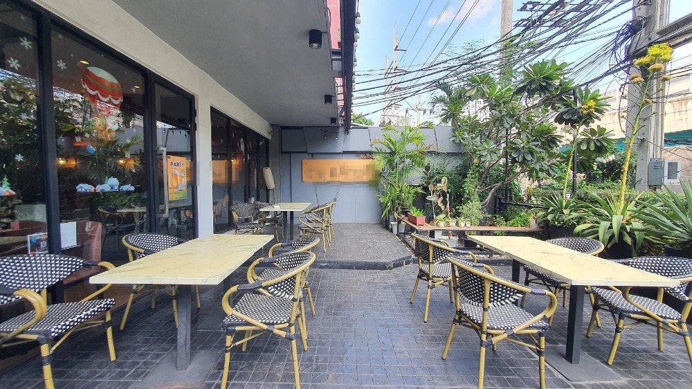 ขายกิจการโรงแรม & กิจการอพาร์ตเมนต์ลาดพร้าว เซ็นทรัลลาดพร้าว : ขายโรงแรม 3 ดาว ใจกลางเมือง ใกล้ 5 แยกลาดพร้าว สวนจตุจักร เซ็นทรัลลาดพร้าว ปัจจุบันเปิดบริการอยู่ ลูกค้าต่างชาติและคนไทย โรงแรมแวดล้อมด้วยออฟฟิศ สำนักงาน ธนาคาร แหล่งชุมชน การเดินทางสะดวก