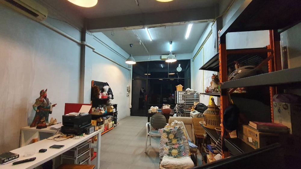 For SaleShop HouseSamut Prakan,Samrong : Commercial building for sale, 4 floors + rooftop, next to Sukhumvit Road. Near Wat Trai Samakkhi Erawan Museum, BTS Pu Chao, Kanchanaphisek Road, Industrial Ring Road, Bangna, Rama 2, building suitable for an office. Online distribution center or doing bu