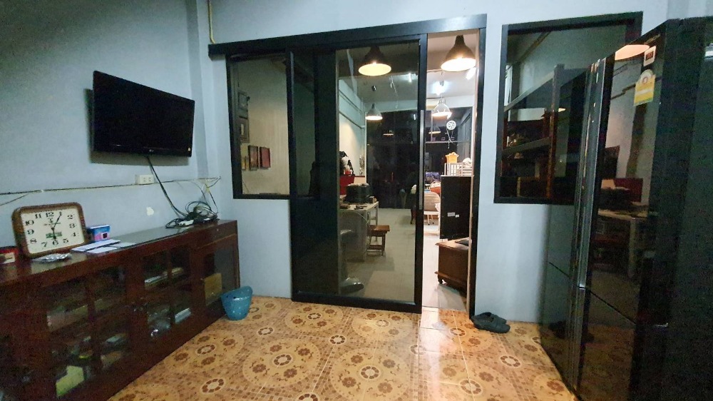 For SaleShop HouseSamut Prakan,Samrong : Commercial building for sale, 4 floors + rooftop, next to Sukhumvit Road. Near Wat Trai Samakkhi Erawan Museum, BTS Pu Chao, Kanchanaphisek Road, Industrial Ring Road, Bangna, Rama 2, building suitable for an office. Online distribution center or doing bu