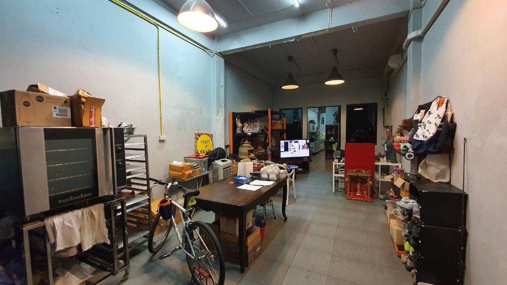 For SaleShop HouseSamut Prakan,Samrong : Commercial building for sale, 4 floors + rooftop, next to Sukhumvit Road. Near Wat Trai Samakkhi Erawan Museum, BTS Pu Chao, Kanchanaphisek Road, Industrial Ring Road, Bangna, Rama 2, building suitable for an office. Online distribution center or doing bu