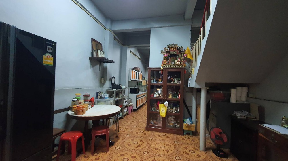 For SaleShop HouseSamut Prakan,Samrong : Commercial building for sale, 4 floors + rooftop, next to Sukhumvit Road. Near Wat Trai Samakkhi Erawan Museum, BTS Pu Chao, Kanchanaphisek Road, Industrial Ring Road, Bangna, Rama 2, building suitable for an office. Online distribution center or doing bu