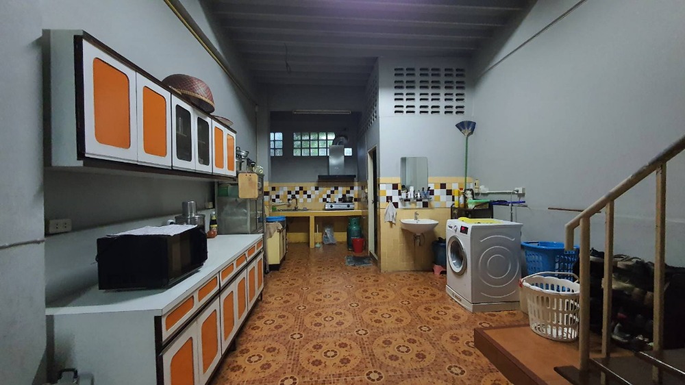 For SaleShop HouseSamut Prakan,Samrong : Commercial building for sale, 4 floors + rooftop, next to Sukhumvit Road. Near Wat Trai Samakkhi Erawan Museum, BTS Pu Chao, Kanchanaphisek Road, Industrial Ring Road, Bangna, Rama 2, building suitable for an office. Online distribution center or doing bu