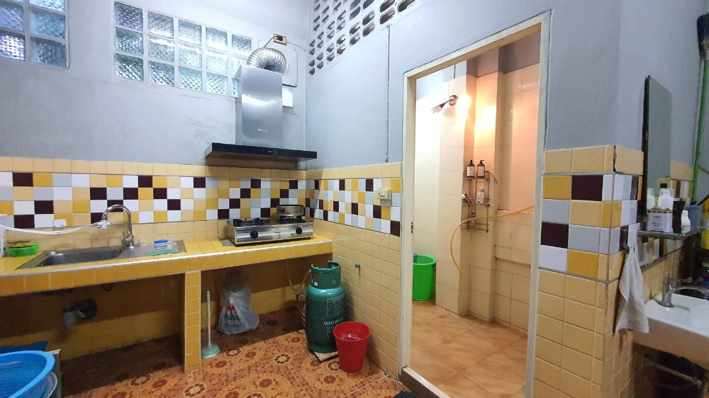 For SaleShop HouseSamut Prakan,Samrong : Commercial building for sale, 4 floors + rooftop, next to Sukhumvit Road. Near Wat Trai Samakkhi Erawan Museum, BTS Pu Chao, Kanchanaphisek Road, Industrial Ring Road, Bangna, Rama 2, building suitable for an office. Online distribution center or doing bu