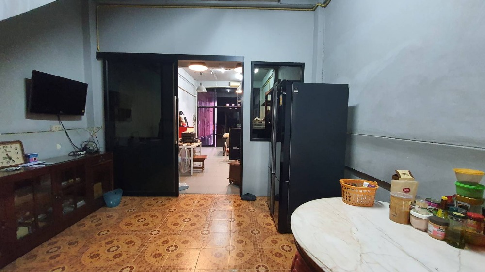 For SaleShop HouseSamut Prakan,Samrong : Commercial building for sale, 4 floors + rooftop, next to Sukhumvit Road. Near Wat Trai Samakkhi Erawan Museum, BTS Pu Chao, Kanchanaphisek Road, Industrial Ring Road, Bangna, Rama 2, building suitable for an office. Online distribution center or doing bu