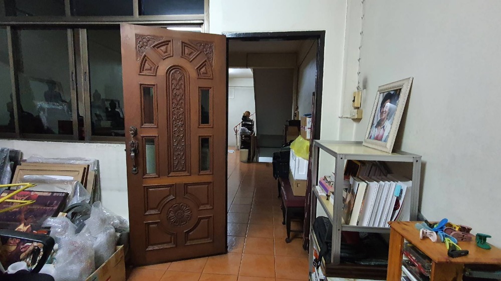 For SaleShop HouseSamut Prakan,Samrong : Commercial building for sale, 4 floors + rooftop, next to Sukhumvit Road. Near Wat Trai Samakkhi Erawan Museum, BTS Pu Chao, Kanchanaphisek Road, Industrial Ring Road, Bangna, Rama 2, building suitable for an office. Online distribution center or doing bu