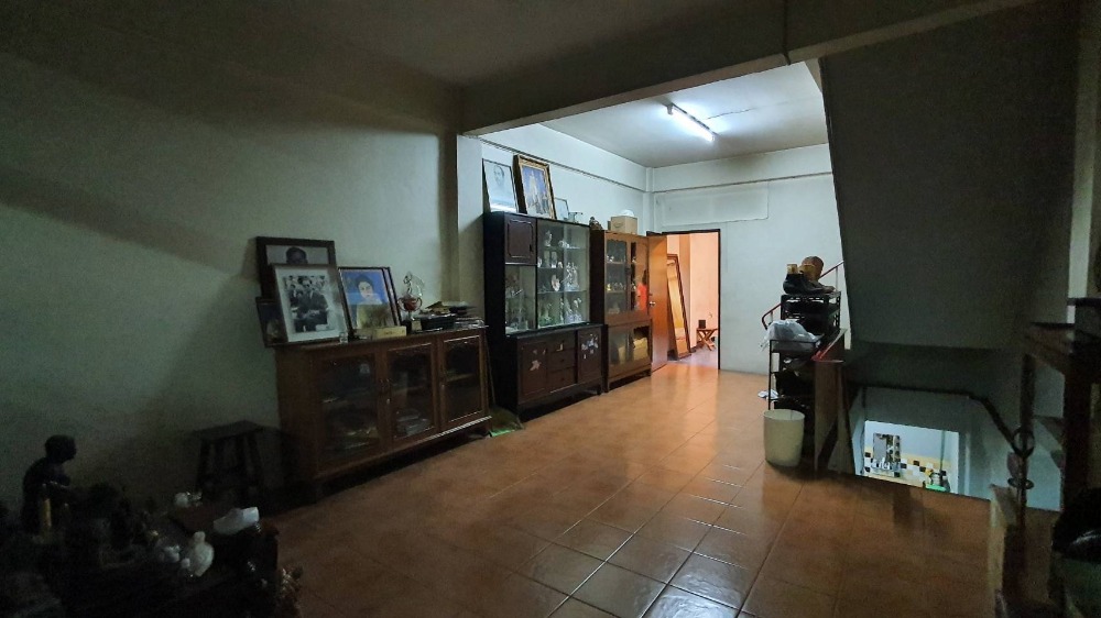 For SaleShop HouseSamut Prakan,Samrong : Commercial building for sale, 4 floors + rooftop, next to Sukhumvit Road. Near Wat Trai Samakkhi Erawan Museum, BTS Pu Chao, Kanchanaphisek Road, Industrial Ring Road, Bangna, Rama 2, building suitable for an office. Online distribution center or doing bu