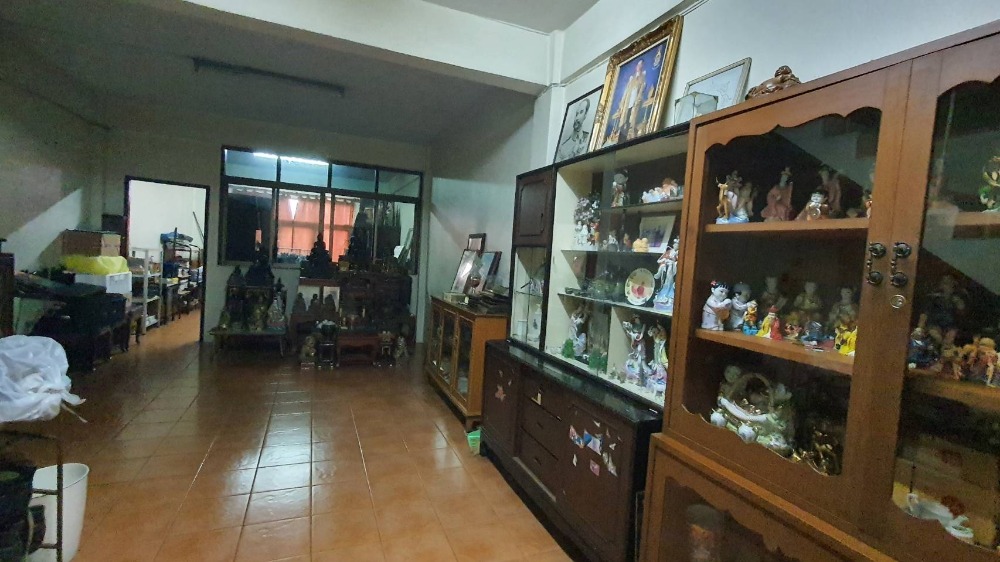 For SaleShop HouseSamut Prakan,Samrong : Commercial building for sale, 4 floors + rooftop, next to Sukhumvit Road. Near Wat Trai Samakkhi Erawan Museum, BTS Pu Chao, Kanchanaphisek Road, Industrial Ring Road, Bangna, Rama 2, building suitable for an office. Online distribution center or doing bu