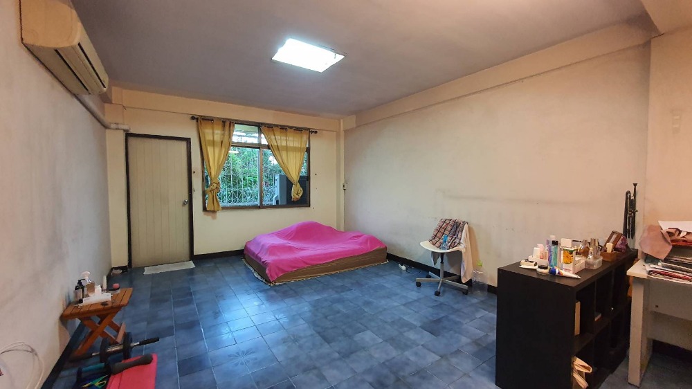 For SaleShop HouseSamut Prakan,Samrong : Commercial building for sale, 4 floors + rooftop, next to Sukhumvit Road. Near Wat Trai Samakkhi Erawan Museum, BTS Pu Chao, Kanchanaphisek Road, Industrial Ring Road, Bangna, Rama 2, building suitable for an office. Online distribution center or doing bu