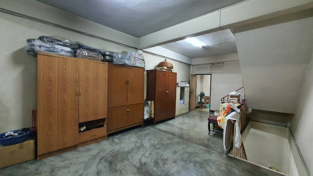 For SaleShop HouseSamut Prakan,Samrong : Commercial building for sale, 4 floors + rooftop, next to Sukhumvit Road. Near Wat Trai Samakkhi Erawan Museum, BTS Pu Chao, Kanchanaphisek Road, Industrial Ring Road, Bangna, Rama 2, building suitable for an office. Online distribution center or doing bu