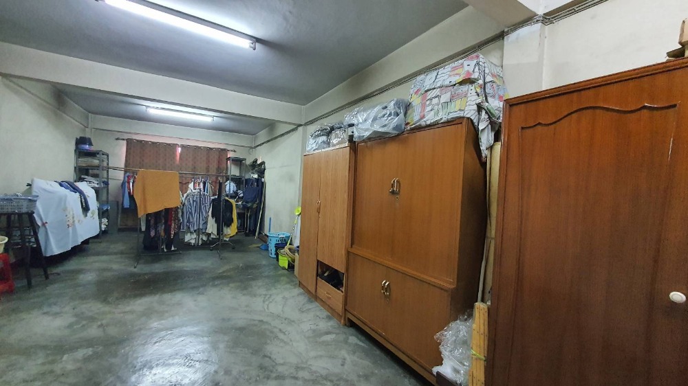 For SaleShop HouseSamut Prakan,Samrong : Commercial building for sale, 4 floors + rooftop, next to Sukhumvit Road. Near Wat Trai Samakkhi Erawan Museum, BTS Pu Chao, Kanchanaphisek Road, Industrial Ring Road, Bangna, Rama 2, building suitable for an office. Online distribution center or doing bu