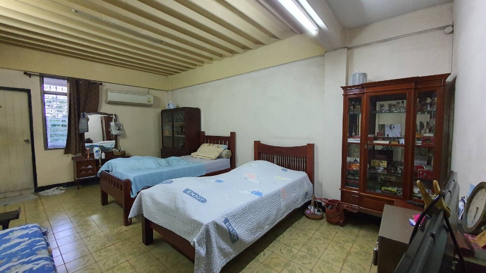 For SaleShop HouseSamut Prakan,Samrong : Commercial building for sale, 4 floors + rooftop, next to Sukhumvit Road. Near Wat Trai Samakkhi Erawan Museum, BTS Pu Chao, Kanchanaphisek Road, Industrial Ring Road, Bangna, Rama 2, building suitable for an office. Online distribution center or doing bu