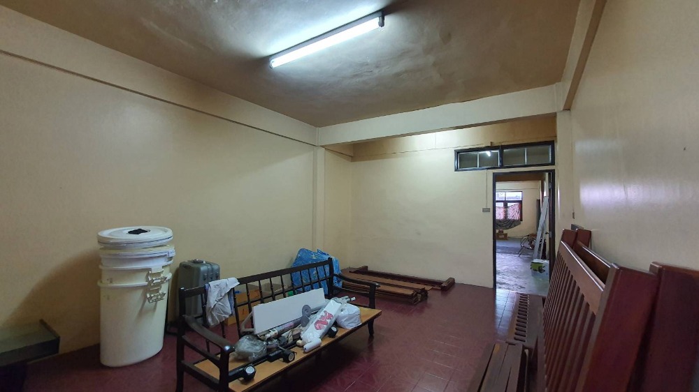 For SaleShop HouseSamut Prakan,Samrong : Commercial building for sale, 4 floors + rooftop, next to Sukhumvit Road. Near Wat Trai Samakkhi Erawan Museum, BTS Pu Chao, Kanchanaphisek Road, Industrial Ring Road, Bangna, Rama 2, building suitable for an office. Online distribution center or doing bu