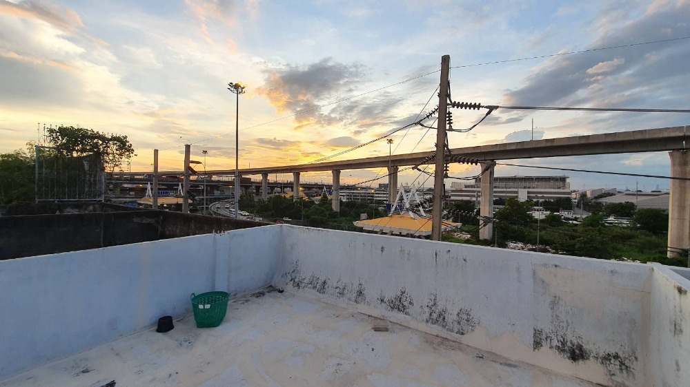 For SaleShop HouseSamut Prakan,Samrong : Commercial building for sale, 4 floors + rooftop, next to Sukhumvit Road. Near Wat Trai Samakkhi Erawan Museum, BTS Pu Chao, Kanchanaphisek Road, Industrial Ring Road, Bangna, Rama 2, building suitable for an office. Online distribution center or doing bu