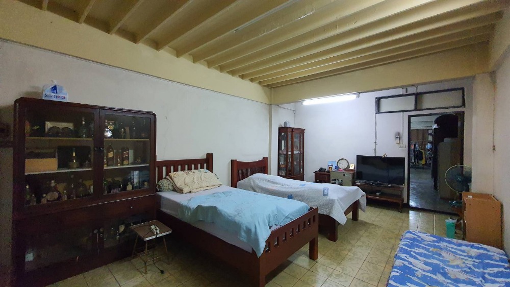 For SaleShop HouseSamut Prakan,Samrong : Commercial building for sale, 4 floors + rooftop, next to Sukhumvit Road. Near Wat Trai Samakkhi Erawan Museum, BTS Pu Chao, Kanchanaphisek Road, Industrial Ring Road, Bangna, Rama 2, building suitable for an office. Online distribution center or doing bu