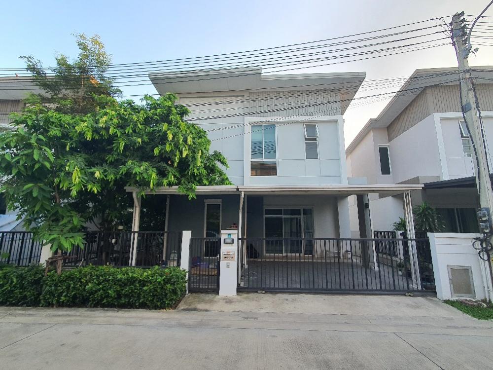 For RentHousePhutthamonthon, Salaya : House available for rent, 4 bedrooms, 1 dining room, 3 bathrooms, fully built-in kitchen. With furniture Electrical appliances, double-door refrigerator, bought new. Pack your bags and move in. The village is safe, with security guards 24 hours a day. The