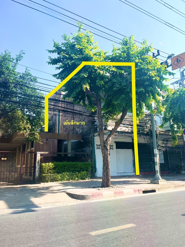 For SaleShop HouseWongwianyai, Charoennakor : Golden location! People on the Thonburi side! Urgent sale!! Commercial building next to the main road, Itsaraphap Road, near Wongwian Yai, Icon Siam, Steaksaard, good structure, supports the electric train in the year 70!