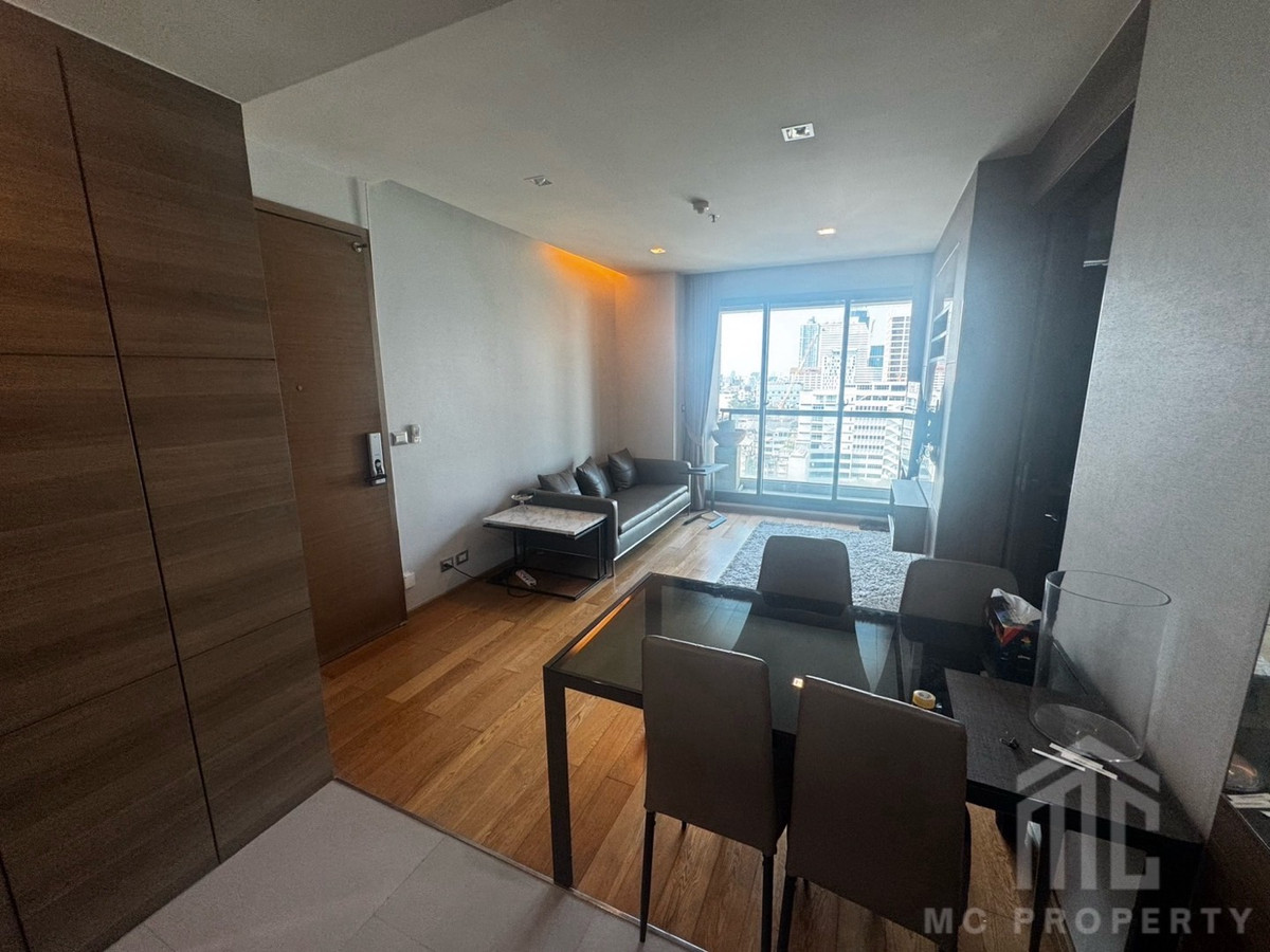 For RentCondoSathorn, Narathiwat : The Address Sathorn For rent, beautiful city view High floor conner unit 1bed 55sqm for rent only 35,000 baht per month please contact 0816878954