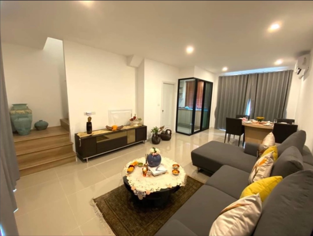 For SaleTownhomePattanakan, Srinakarin : Rent - Sell 3-story townhome (corner room) Patio Srinakarin - Rama 9, beautiful, fully furnished. Near Stamford International University, if interested contact Line @841qqlnr