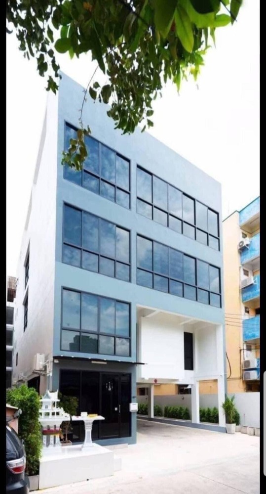 For SaleHome OfficeRatchadapisek, Huaikwang, Suttisan : For sale with tenant til December 2027New office space, 950 sqm, 5 floors, storage room, complete parking facilities, conveniently located near MRT Cultural Center.