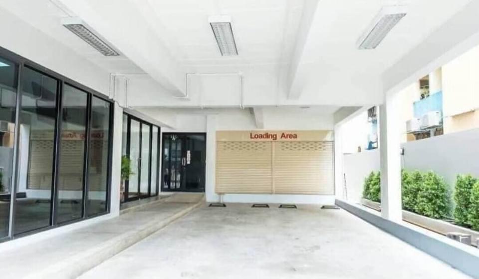 For SaleHome OfficeRatchadapisek, Huaikwang, Suttisan : For sale with tenant til December 2027New office space, 950 sqm, 5 floors, storage room, complete parking facilities, conveniently located near MRT Cultural Center.