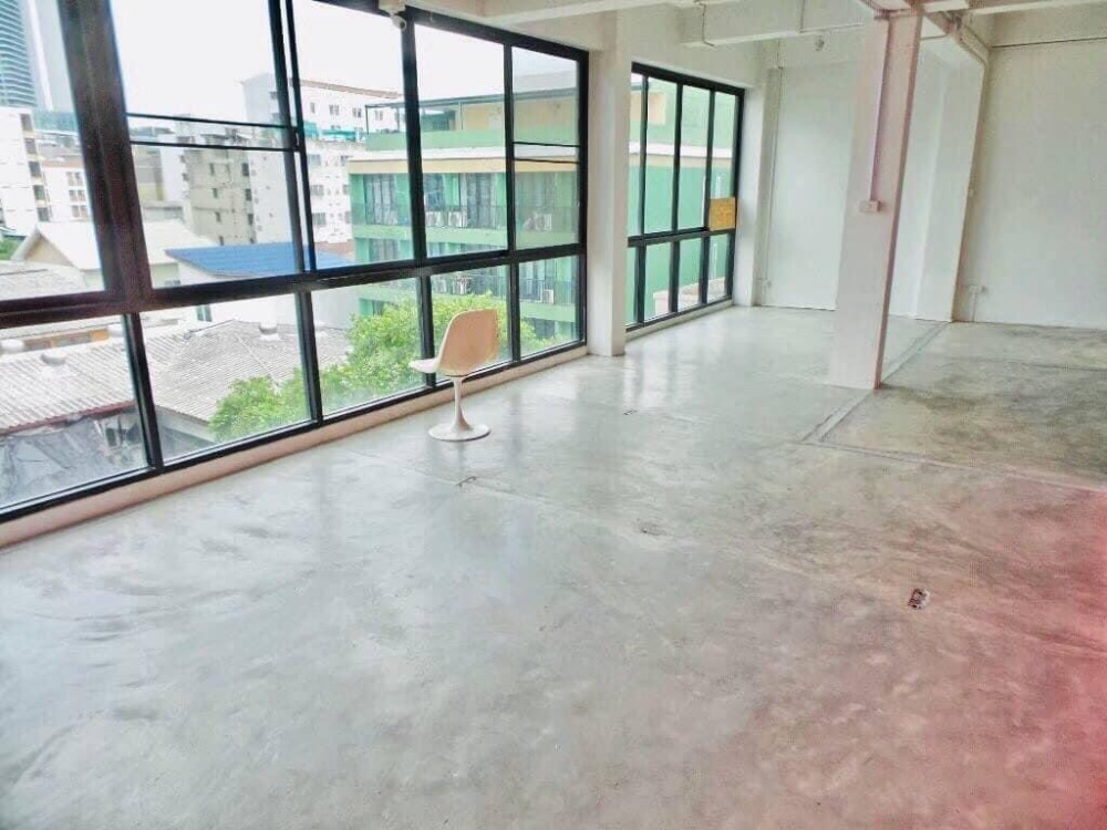 For SaleHome OfficeRatchadapisek, Huaikwang, Suttisan : For sale with tenant til December 2027New office space, 950 sqm, 5 floors, storage room, complete parking facilities, conveniently located near MRT Cultural Center.