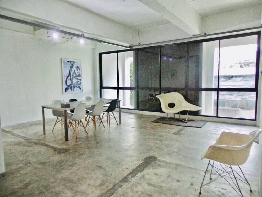 For SaleHome OfficeRatchadapisek, Huaikwang, Suttisan : For sale with tenant til December 2027New office space, 950 sqm, 5 floors, storage room, complete parking facilities, conveniently located near MRT Cultural Center.