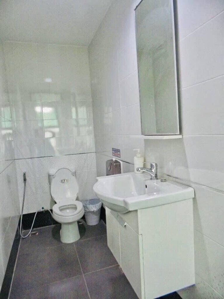 For SaleHome OfficeRatchadapisek, Huaikwang, Suttisan : For sale with tenant til December 2027New office space, 950 sqm, 5 floors, storage room, complete parking facilities, conveniently located near MRT Cultural Center.