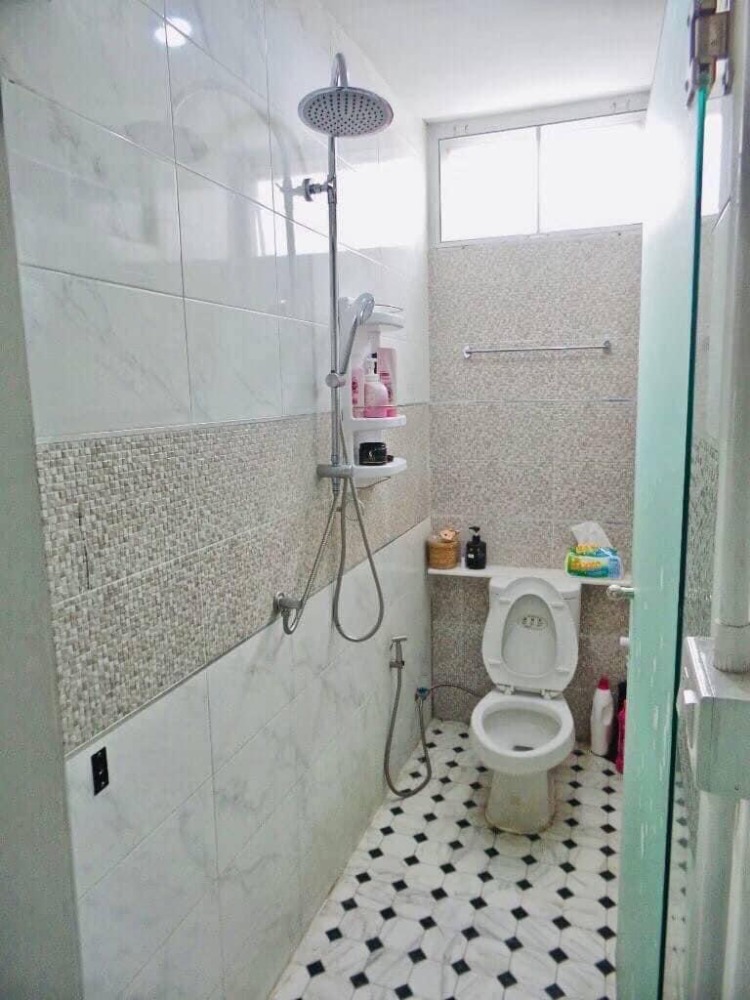 For SaleHome OfficeRatchadapisek, Huaikwang, Suttisan : For sale with tenant til December 2027New office space, 950 sqm, 5 floors, storage room, complete parking facilities, conveniently located near MRT Cultural Center.