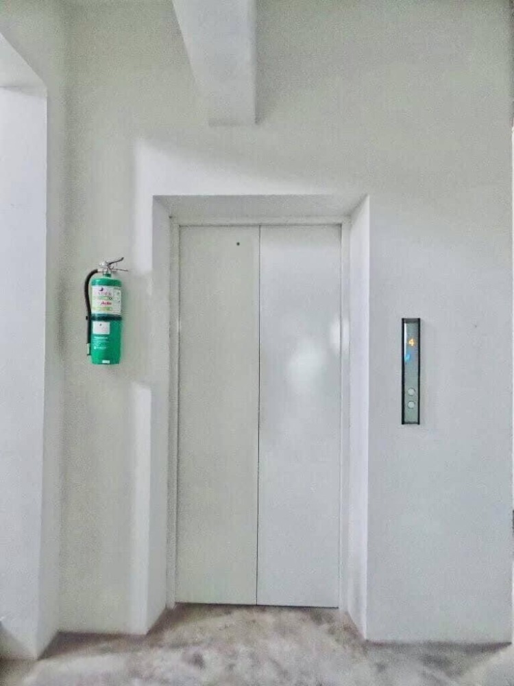 For SaleHome OfficeRatchadapisek, Huaikwang, Suttisan : For sale with tenant til December 2027New office space, 950 sqm, 5 floors, storage room, complete parking facilities, conveniently located near MRT Cultural Center.