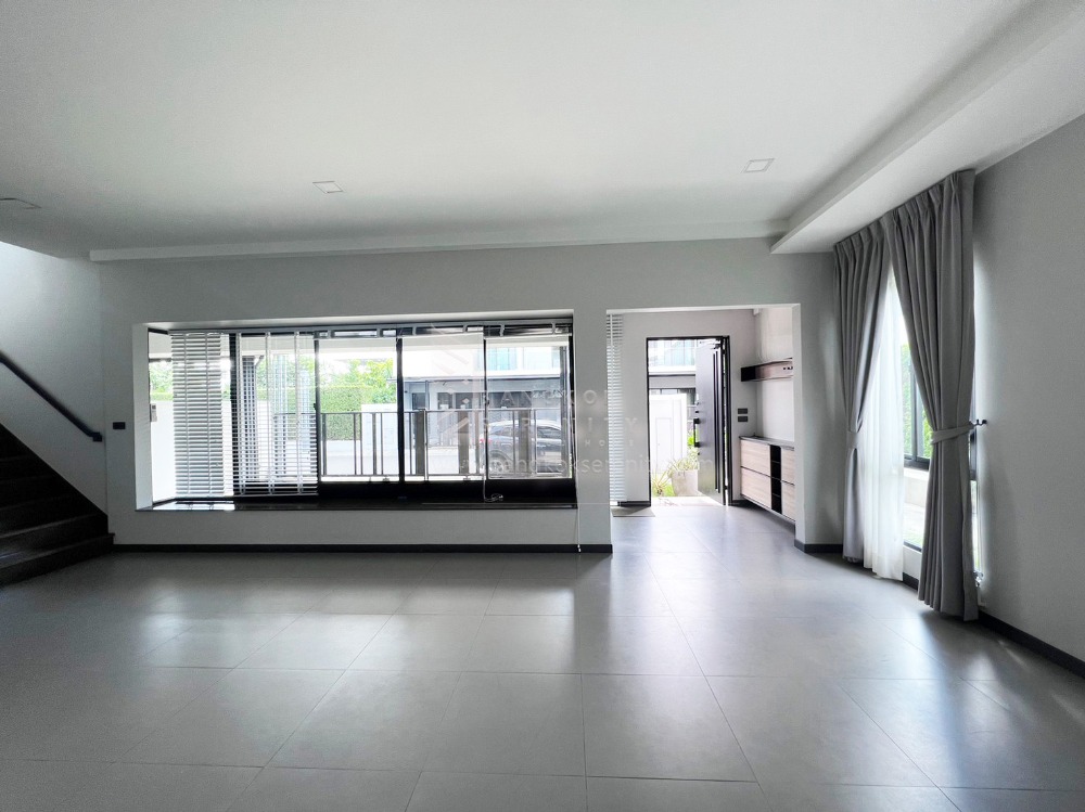 For RentHouseBangna, Bearing, Lasalle : Pet Friendly Townhome for rent at Vive Bangna Km.7