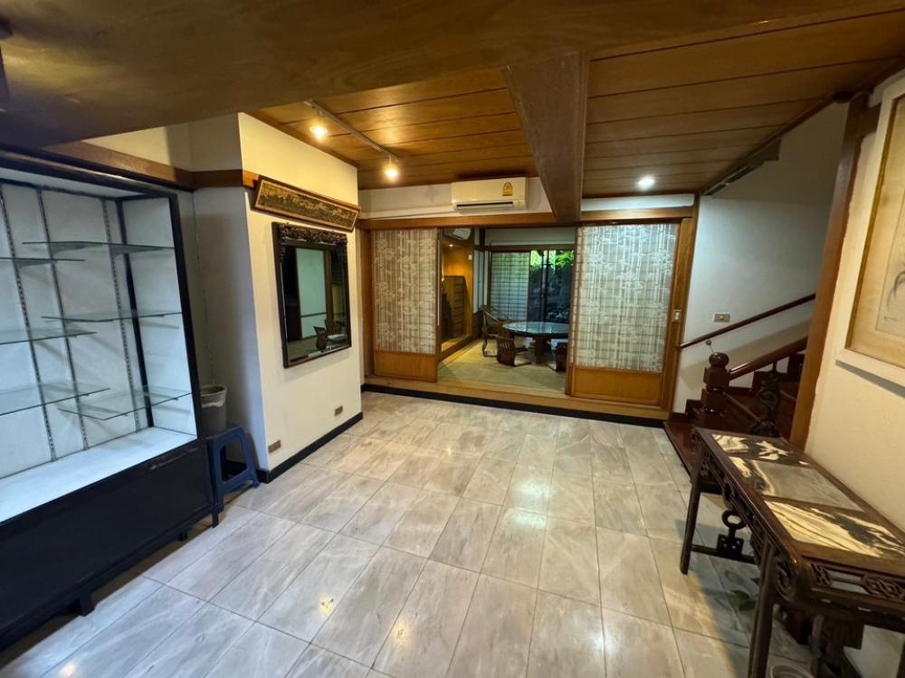 For RentTownhomeSukhumvit, Asoke, Thonglor : 📍🔥Urgently for rent 🔥Townhome, 4 floors, price 130,000/month Price negotiable, Chicha Castle Village, Sukhumvit 31, land size 33 sq m., house 380 sq m., 3 bedrooms, 5 bathroomsTownhouse at Moo Bann Chicha Castle on Sukhumvit soi 31 near Srinakarintharavir
