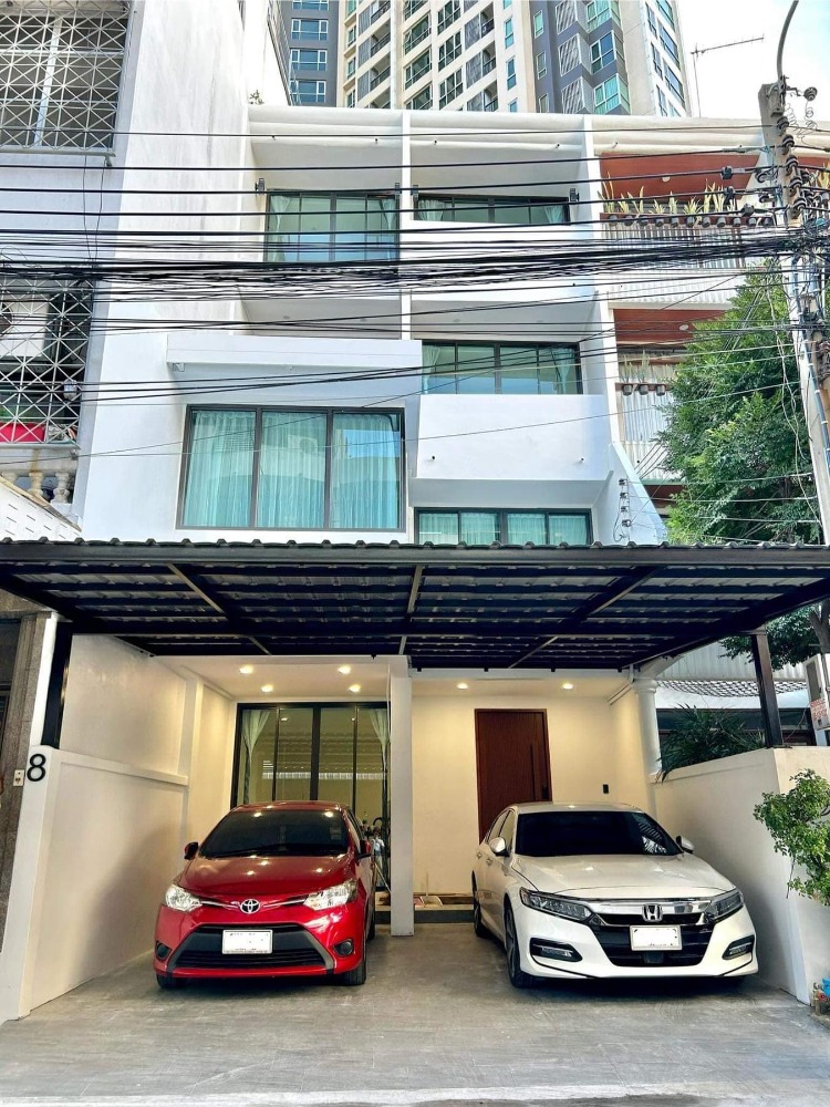 For SaleTownhomeSathorn, Narathiwat : 🏠 House for Sale with Land in Sathorn 21 Alley, spacious living area of 320 sq.m., 2 parking spaces within the property. Close to BTS Sapha Taksin.