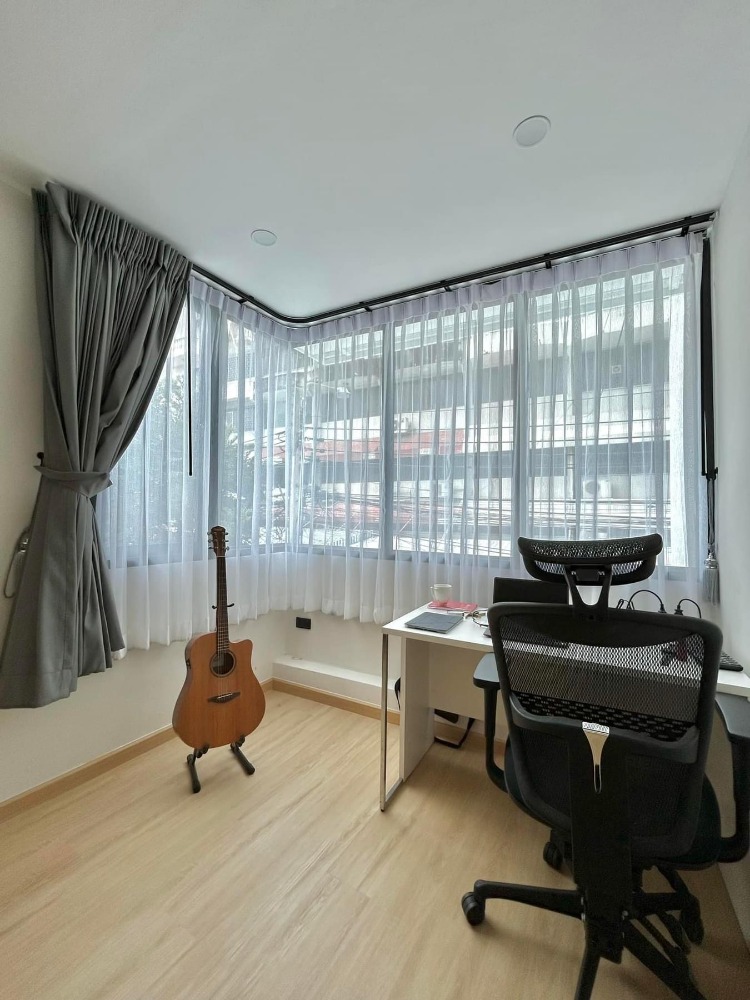 ขายทาวน์โฮมสาทร นราธิวาส : 🏠ขายพร้อมผู้เช่า ถึง  31 สค 2570 
ทาวเฮาส์พร้อมที่ดินในซอยสาทร21 พื้นที่ใช้สอยขนาดใหญ่ 320 ตร.ม. จอดรถในบ้านได้ 2 คัน ใกล้ BTS สะพานตากสิน