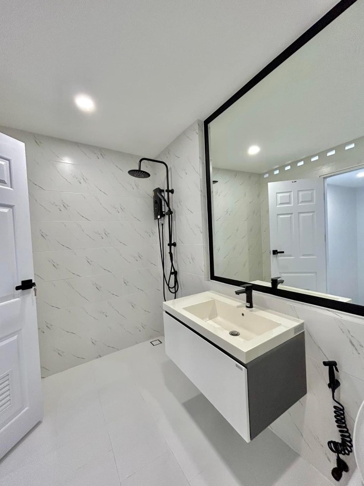 ขายทาวน์โฮมสาทร นราธิวาส : 🏠ขายพร้อมผู้เช่า ถึง  31 สค 2570 
ทาวเฮาส์พร้อมที่ดินในซอยสาทร21 พื้นที่ใช้สอยขนาดใหญ่ 320 ตร.ม. จอดรถในบ้านได้ 2 คัน ใกล้ BTS สะพานตากสิน