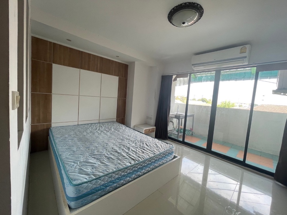 For RentCondoChaengwatana, Muangthong : For rent, 1 bedroom, Champs Elysees Condo, Tiwanon, near Luxor Hotel B333 (not Srisamarn Should have a personal car or motorcycle)