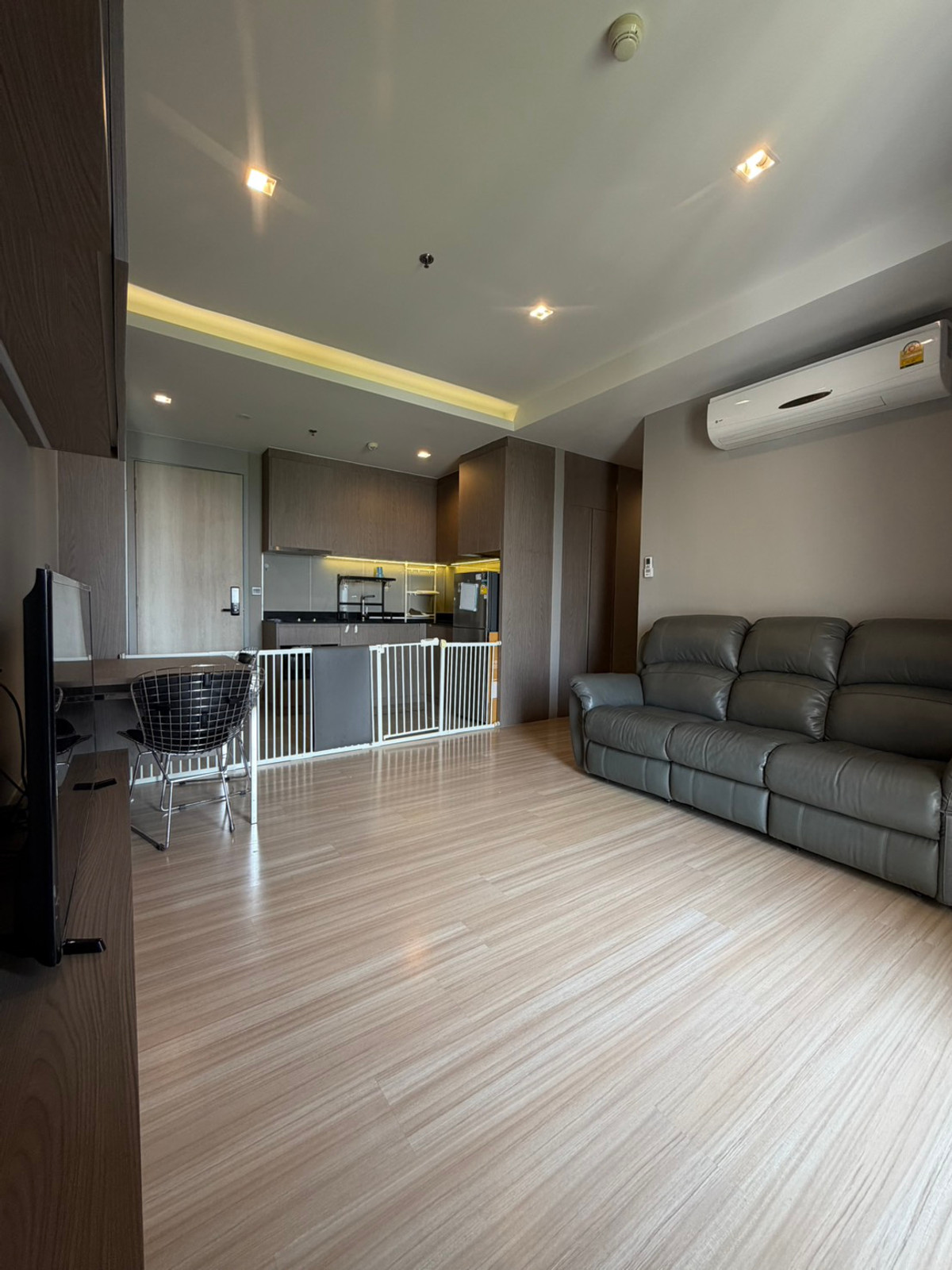 For RentCondoSapankwai,Jatujak : Condo M Jatujak, Pet friendly, only 38,000 baht, Ready to move in. Next to Chatuchak Park, Department of Transport, Saphan Khwai BTS, Chatuchak, Mo Chit, Fully furnished.