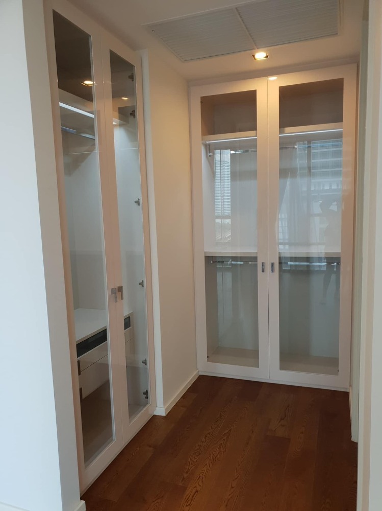 For RentCondoWongwianyai, Charoennakor : For rent 📣The Bangkok Sathorn📣 Luxury Condominium next to BTS Surasak station and expressway. Complete furniture and electrical appliances